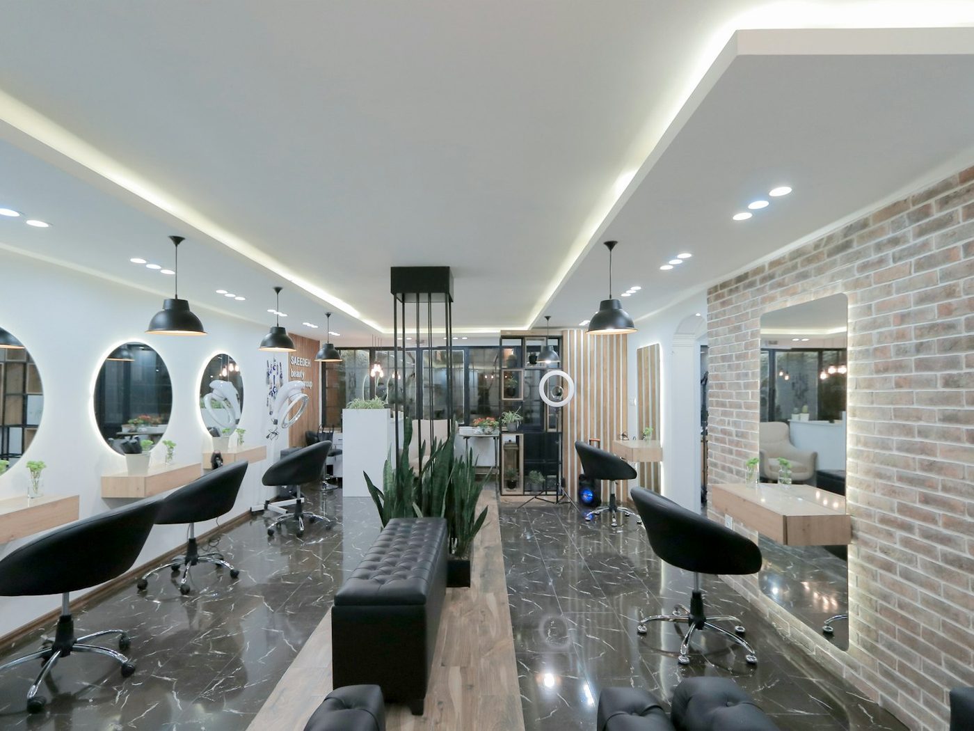 Interieur van de salon met spiegels en stoelen