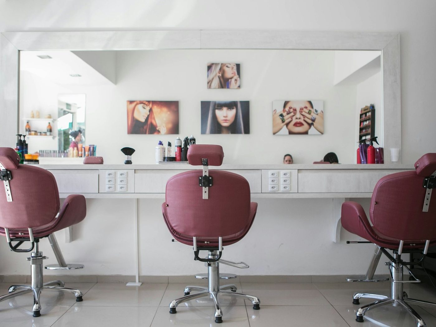 Kappersstoelen en spiegels in de salon
